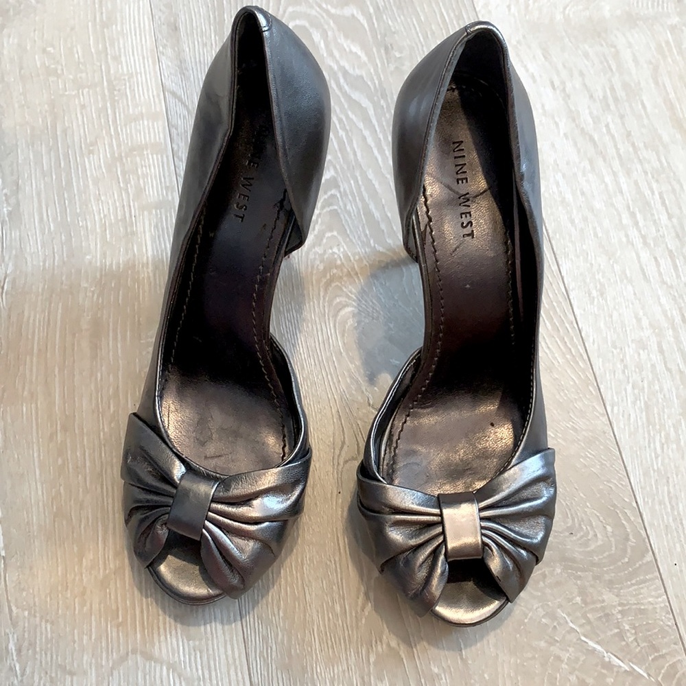 Women’s Nine West Silver peep toe bow Pumps